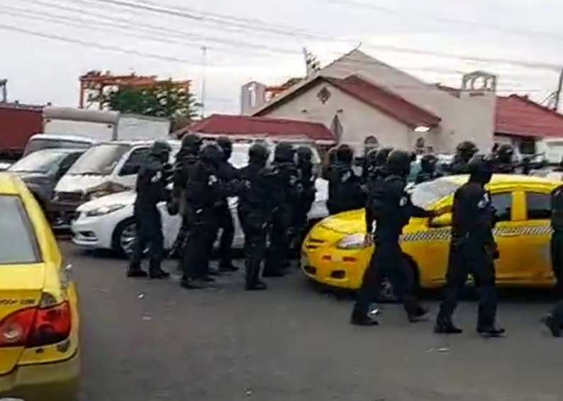 Unidades antimotines de la Policía Nacional despejaron la vía en la calle 16, avenida Central.