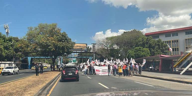 Los manifestantes cerraron un solo paño de la vía Transístmica.