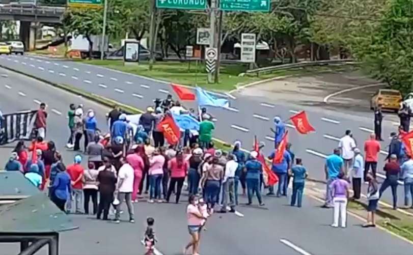 El cierre ocasionó un congestionamiento vehicular en la vía Ttransístmica