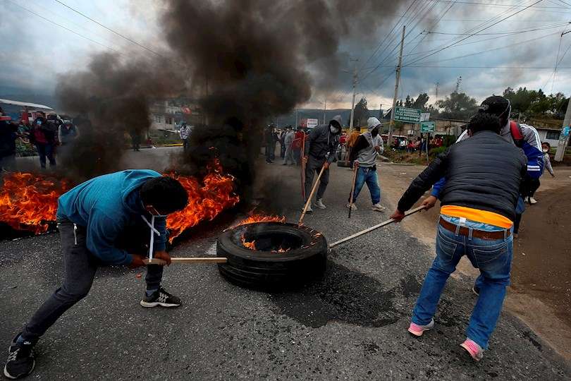 Indígenas encienden hoy barricadas en una carretera mientras protestan para exigir la derogación del alza en los precios de los combustibles, en Pujilí, provincia de Cotopaxi (Ecuador).
