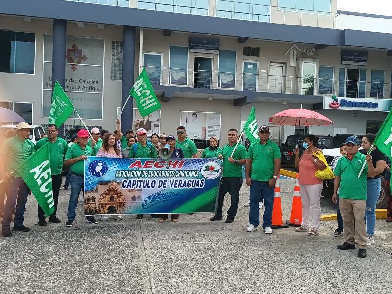 Un grupo de docentes protestaron este viernes frente a las instalaciones del MEF en Veraguas.