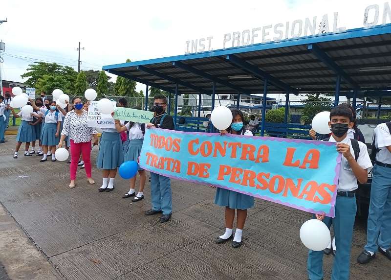 Estudiantes y docentes del Instituto Profesional Omar Torrijos Herrera, se manifestaron contra de las Tratas de personas, la violencia, crueldad y otros delitos.