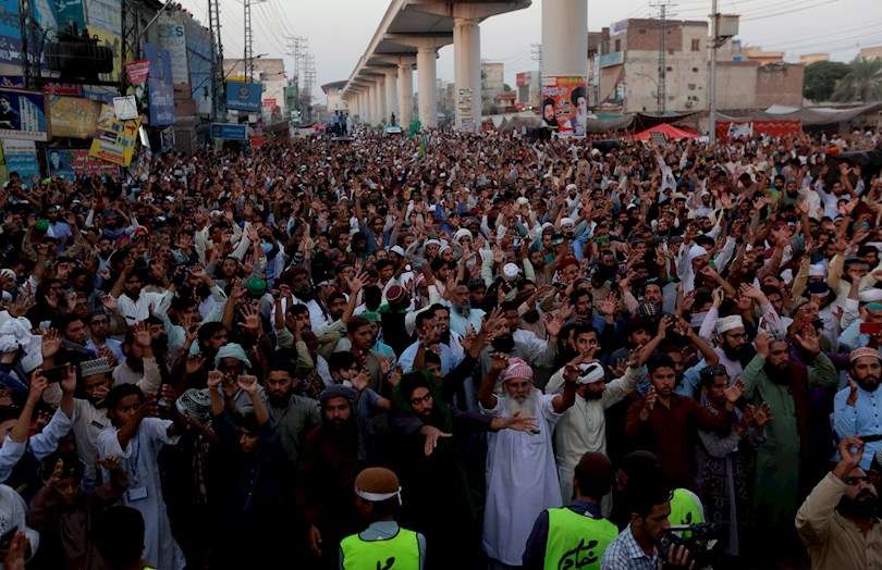 Partidarios de Tehreek-e-Labbaik Pakistan (TLP) protestan mientras exigen la liberación de Hafiz Saad Hussain Rizvi, jefe del partido político religioso Tehreek-e-Labbaik Pakistan (TLP), en Lahore, Pakistán. EFE