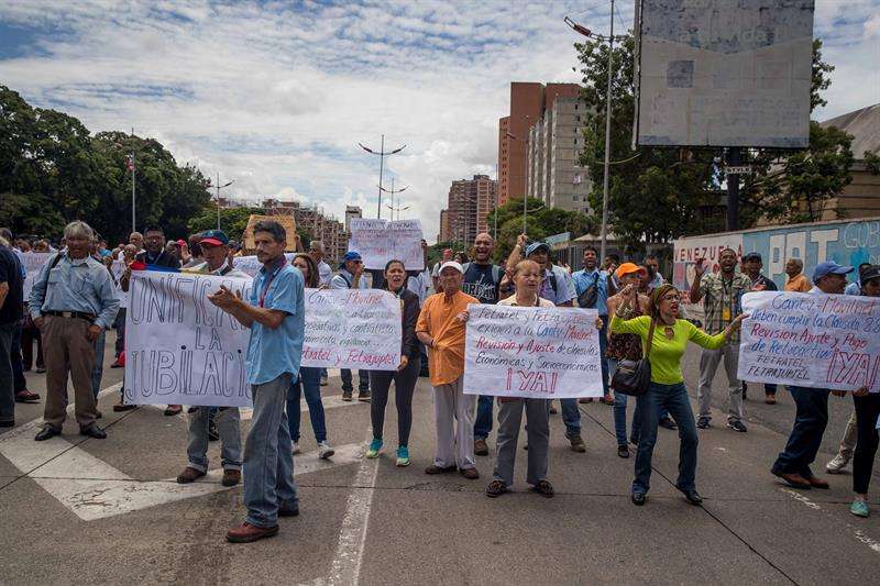 Trabajadores de la empresa estatal de comunicaciones CANTV y de la estatal Corporación Eléctrica Nacional (Corpoelec) protestan para exigir mejoras salariales hoy, miércoles 1 de agosto de 2018, en Caracas (Venezuela). EFE