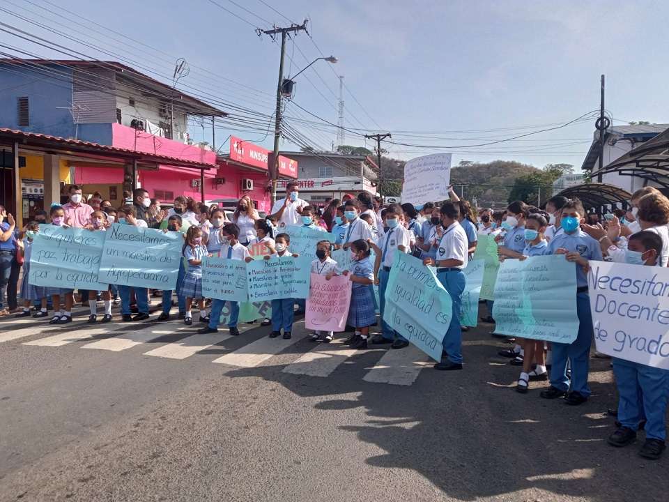 Vista de la protesta de educadores y estuidiantes de la escuela IIdaura Vieto.