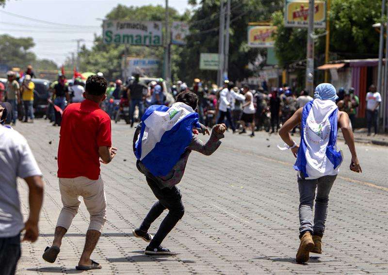 Varios jóvenes se enfrentan a las fuerzas de choque del Gobierno durante la marcha &quot;Somos la Voz de los Presos Políticos&quot; hoy, domingo 23 de septiembre de 2018, en Managua (Nicaragua). EFE