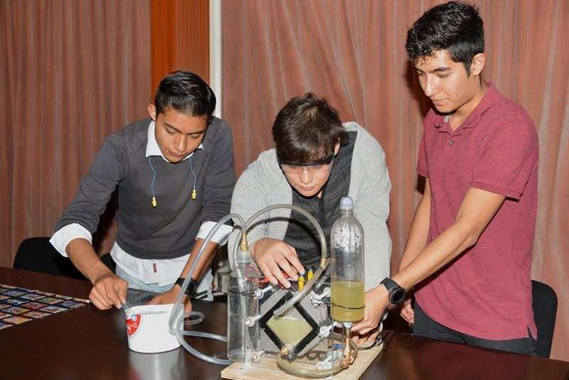 Fotografía cedida por el Instituto Politécnico Nacional (IPN) hoy, que muestra a estudiantes mientras explican un experimento en Ciudad de México (México). EFE/Cortesía IPN