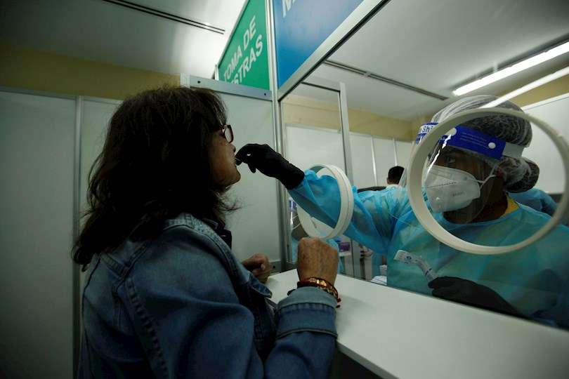 Personal médico privado realiza pruebas de hisopados para detectar covid-19 a los pasajeros que llegan al aeropuerto internacional de Tocumen en la Ciudad de Panamá. EFE Archivo