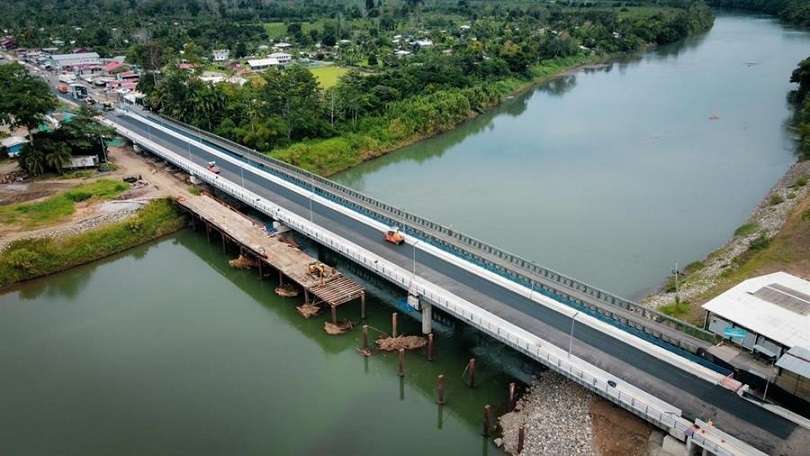Vista aérea del puente binacional sobre el río Sixaola, en la frontera entre Panamá y Costa Rica. EFE