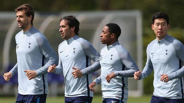 Raúl, junto a Llorente, Walker-Peters y Son, en un entrenamiento del Tottenham. Foto: Twitter Tottenham