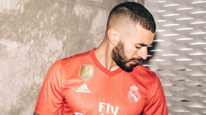 Karim Benzema luce la tercera camiseta del Real Madrid para esta temporada.