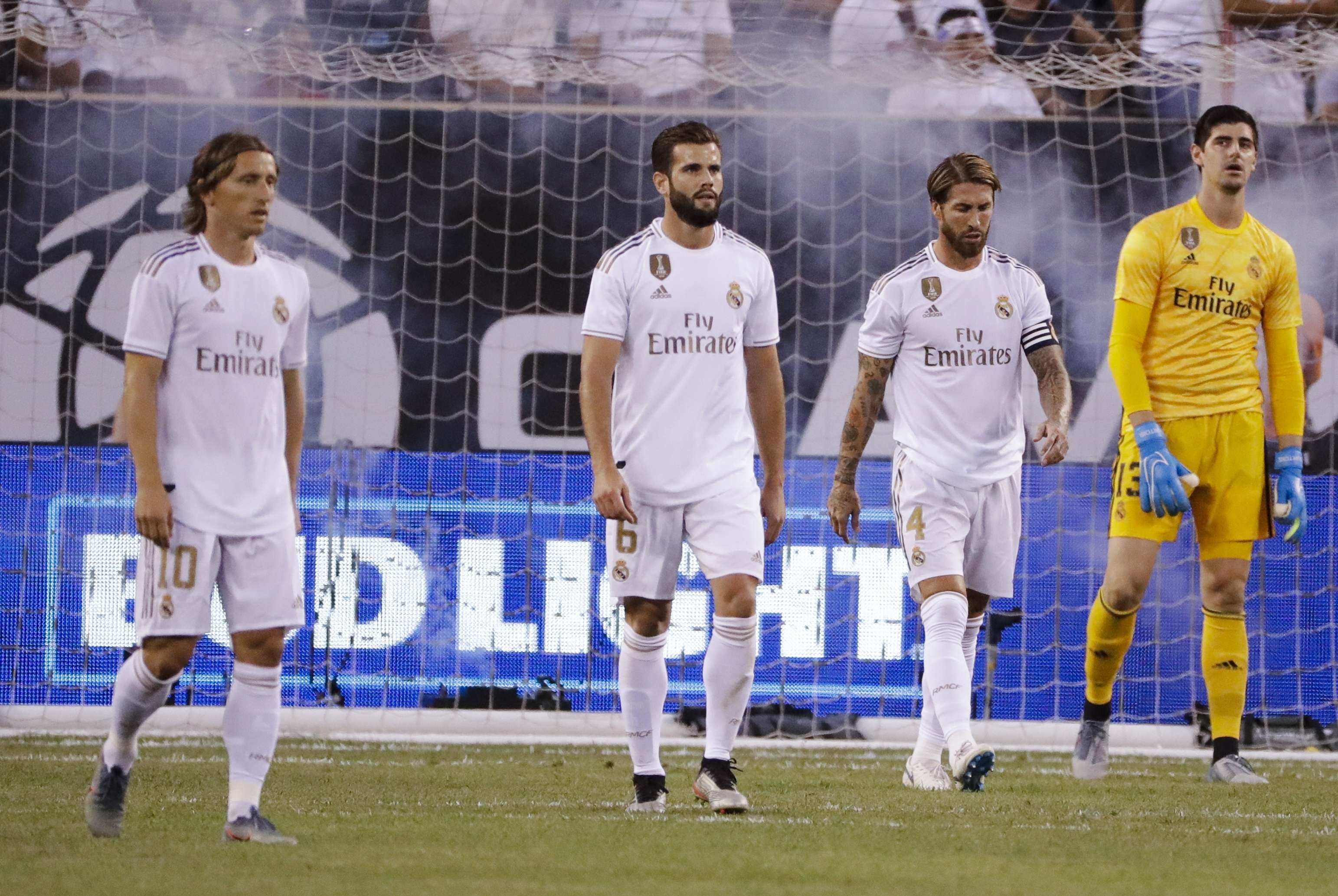 Luka Modric (10), Nacho (6), Sergio Ramos (4) y Thibaut Courtois se lamentan tras la derrota. Foto: AP