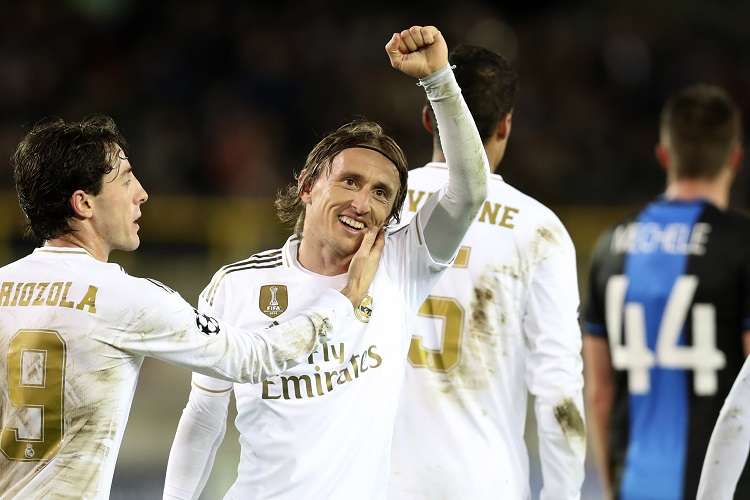 Luka Modric (c) celebra su gol ante el Brujas. Foto: AP