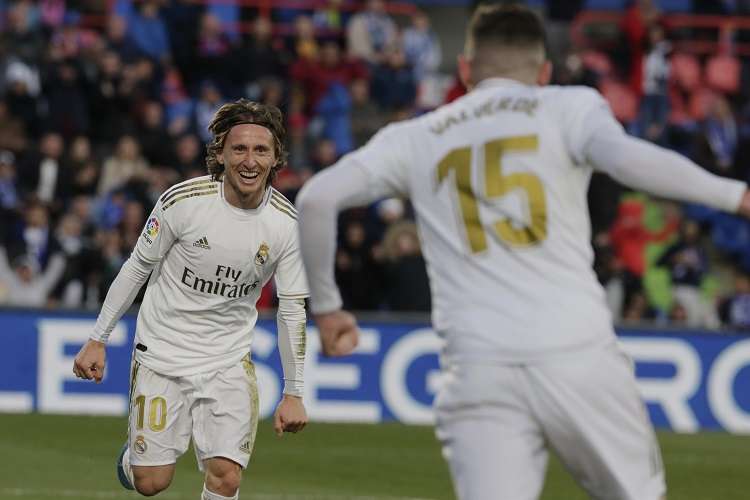 Luka Modric (izq.) celebra con Federico Valverde después de anotar el tercer gol de su equipo. Foto: AP