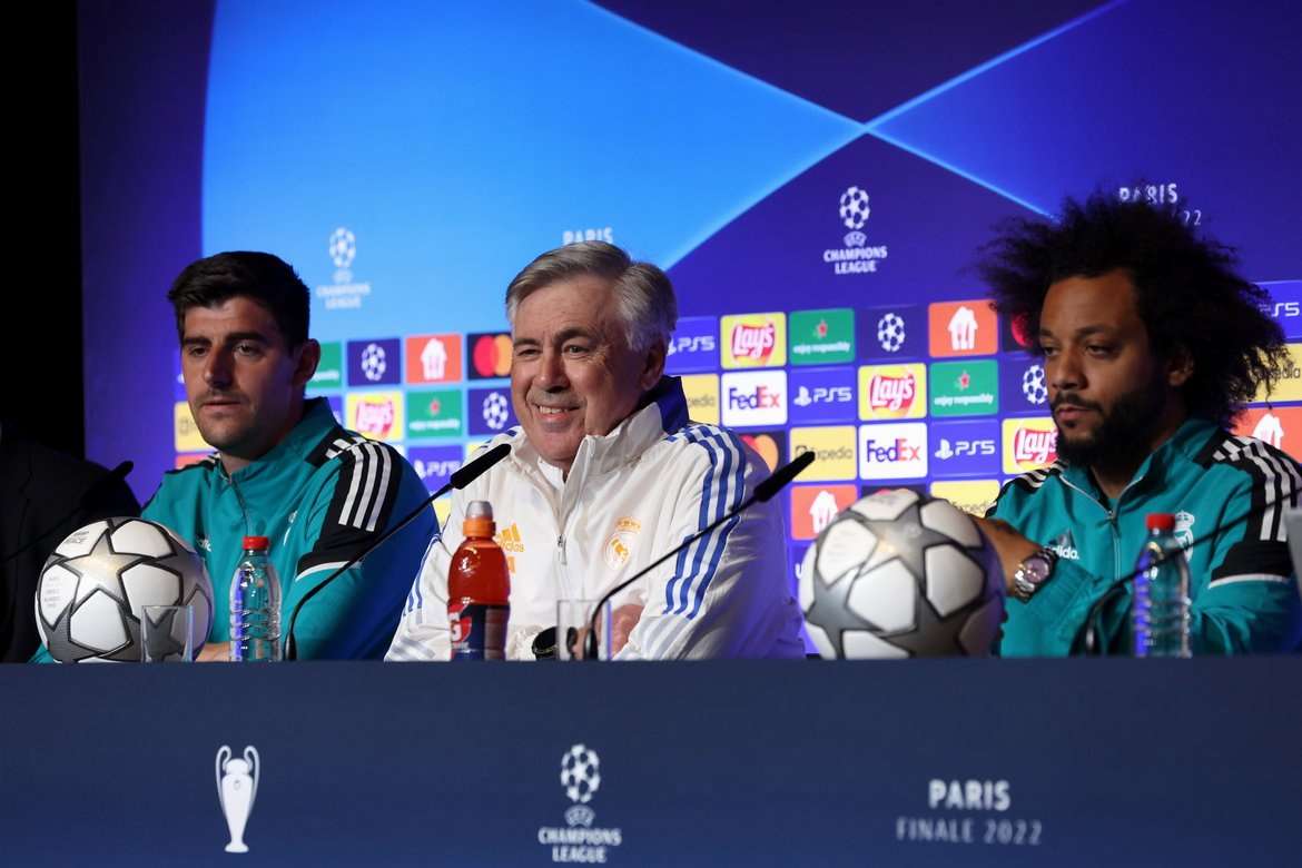 Thibaut Courtois, Carlo Ancelotti y Marcelo. / Foto: EFE