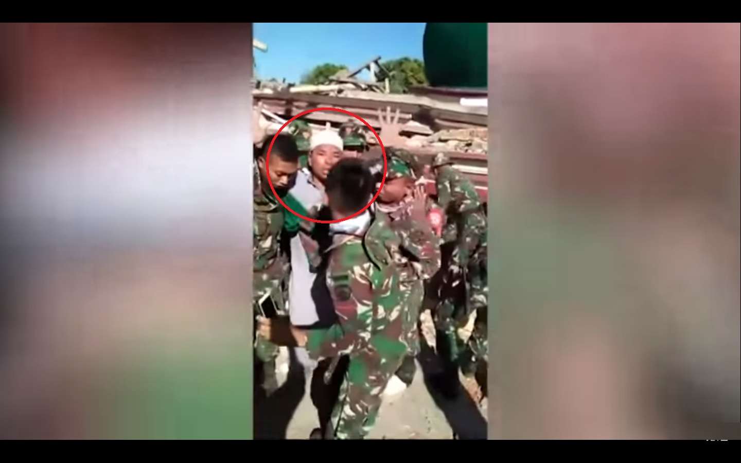 Imagan del video lanzado por el ejército indonesio, un hombre es llevado por militares indonesios después de que lo rescataron el martes de una mezquita derrumbada en el poderoso terremoto del 5 agosto de 2018. AP
