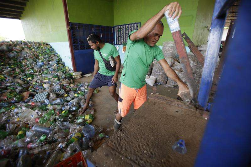 Internos del proyecto de reciclaje cortan plástico para trabajar artesanías en la cárcel La Joyita el 22 de marzo de 2019, a las afueras de Ciudad de Panamá (Panamá). EFE