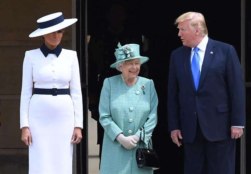 La reina Isabel II de Inglaterra (c) recibe al presidente de los Estados Unidos, Donald Trump (d), y a su mujer, Melania Trump (i), en el Palacio de Buckingham en Londres (Reino Unido), este lunes. EFE