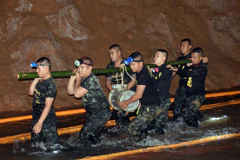 Miembros de un equipo de rescate mientras intentaban drenar el agua de la cueva Tham Luang en Khun Nam Nang Non Forest Park (Tailandia) donde permanecen atrapados 12 menores y un adulto desde hace nueve días. EFE
