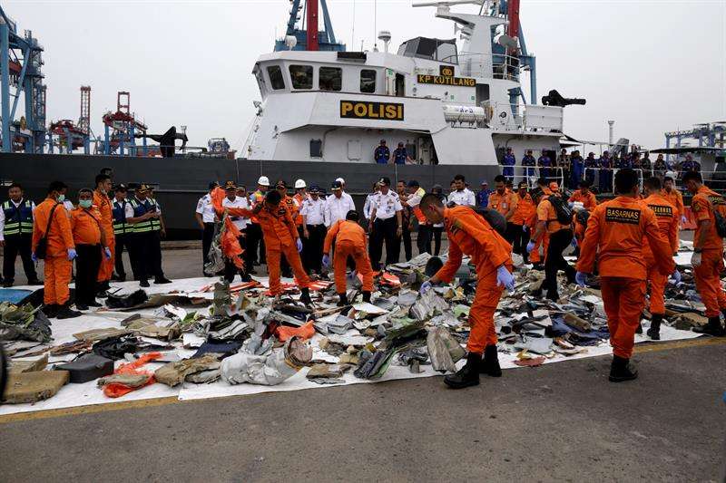 Miembros de los servicios de rescate recuperan restos del avión accidentado en el puerto Tanjung Priok durante las tareas de rescate en el mar de Java cerca de la costa indonesia. EFE