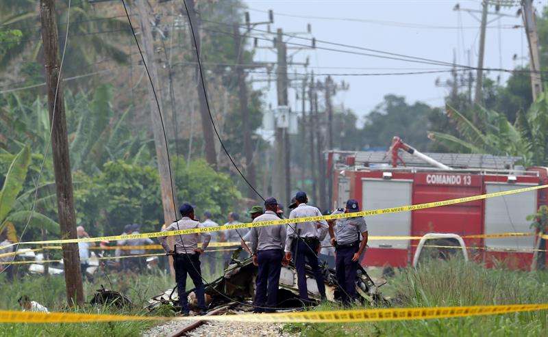 Policías y militares custodian los restos del avión Boeing-737 que se estrelló el pasado viernes 18 de mayo de 2018, poco después de despegar del aeropuerto José Martí de La Habana (Cuba). EFE