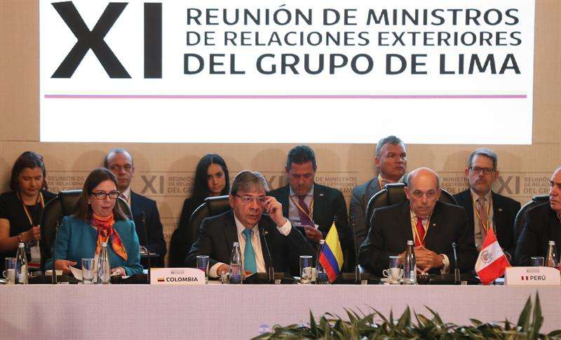 El canciller de Colombia, Carlos Holmes Trujillo (c), junto al viceministro de Relaciones Exteriores de Perú, Hugo de Zela (d), habla durante una reunión del Grupo de Lima para abordar la crisis en Venezuela este lunes. EFE