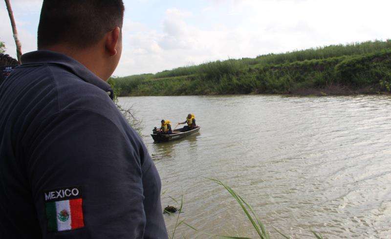 Un rescatista de la Protección Civil mexicana trabaja en la zona donde fueron hallados los cuerpos sin vida de un presunto migrante y su bebé a una orilla del Río Bravo en Matamoros, frontera con EE.UU., en el estado de Tamaulipas (México). EFE