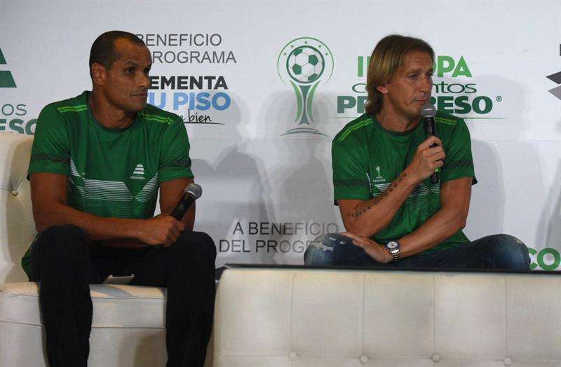 Los exfutbolistas Rivaldo (izq.) y Michel Salgado (dcha.) hablan durante una rueda de prensa ayer en Guatemala. Foto EFE