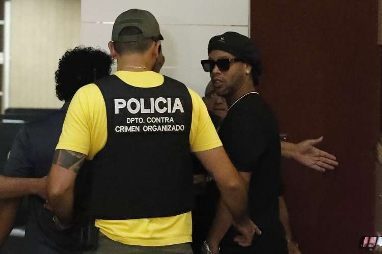 El exastro del fútbol llegó a Asunción el miércoles acompañado de su hermano. Foto: AP