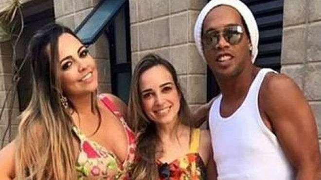 Ronaldinho y su supuesta dos mujeres.