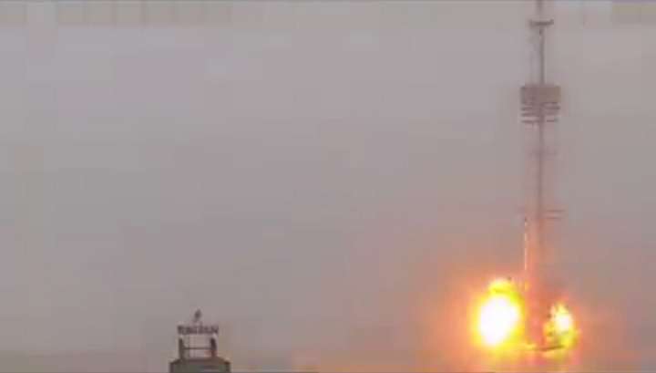 a torre impactada por el ataque ruso en Kiev. Captura de video @Vindyarto80 