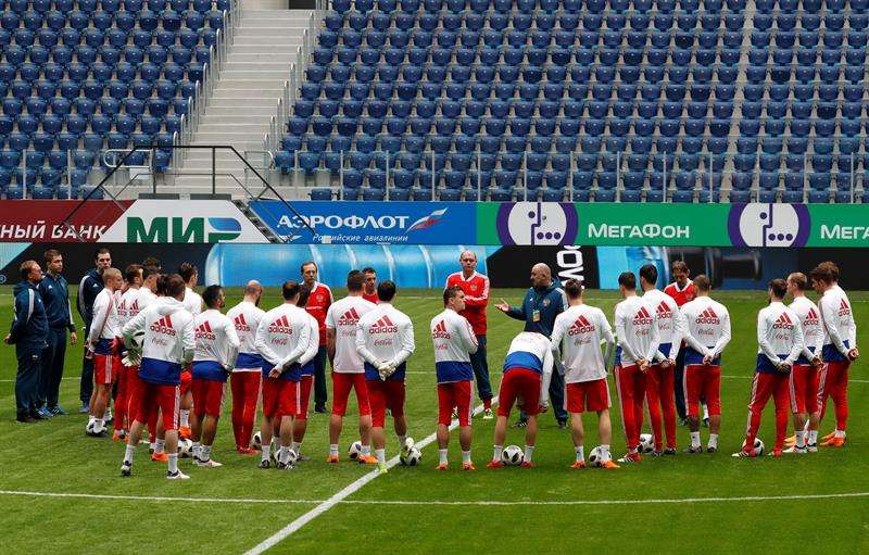 La selección de fútbol rusa entrena en el Estadio de San Petersburgo. Foto EFE