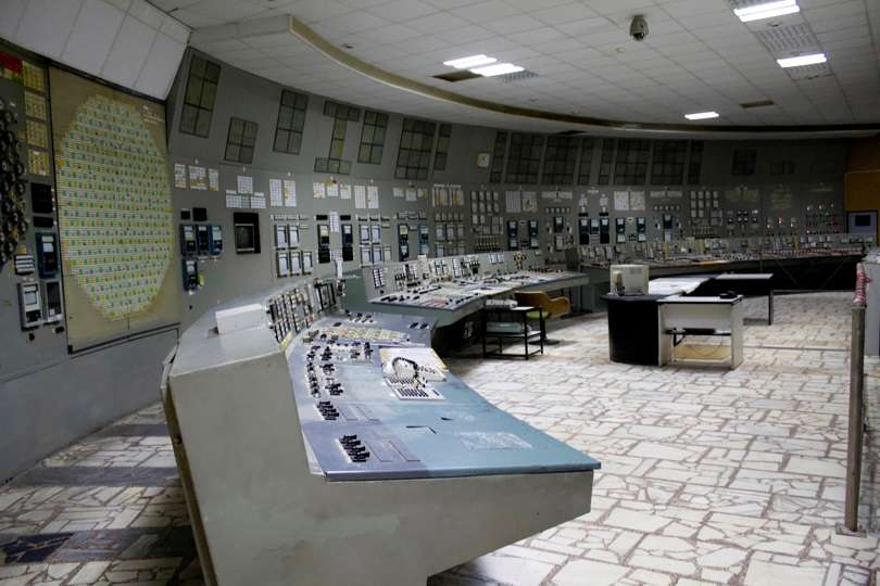Cinco minutos. Ese es el tiempo que se puede permanecer en la sala de control número 4 de Chernóbil, congelada en el tiempo desde la madrugada del 26 de abril de 1986.  EFE
