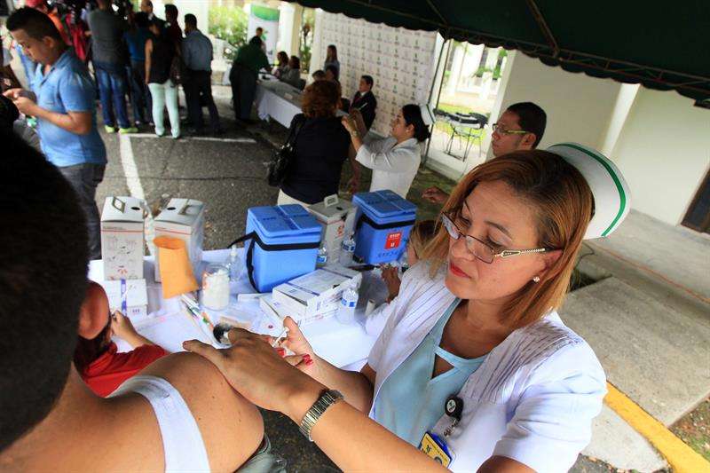 El Gobierno de Panamá indica que anualmente se invierten unos 40 millones de dólares en la adquisición de vacunas, que se aplican de manera gratuita en las instalaciones del Ministerio de Salud (Minsa) y la Caja de Seguro Social (CSS). EFE/Archivo