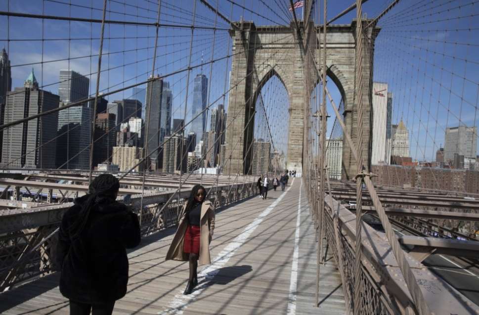 El puente de Brooklyn con muy pocos visitantes / AP