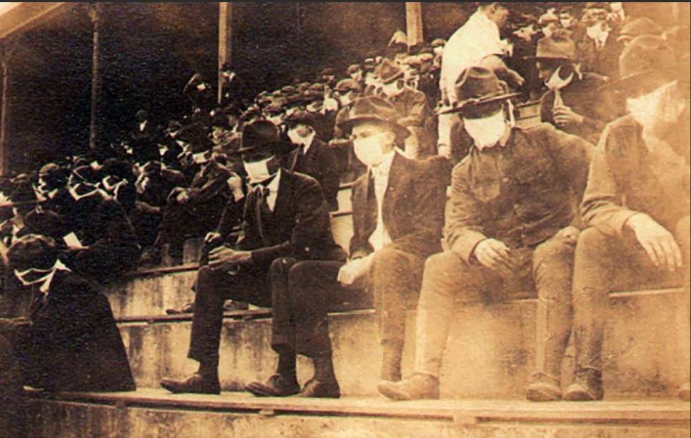 Público con mascarillas durante un partido entre equipos universitarios en 1918./ AP