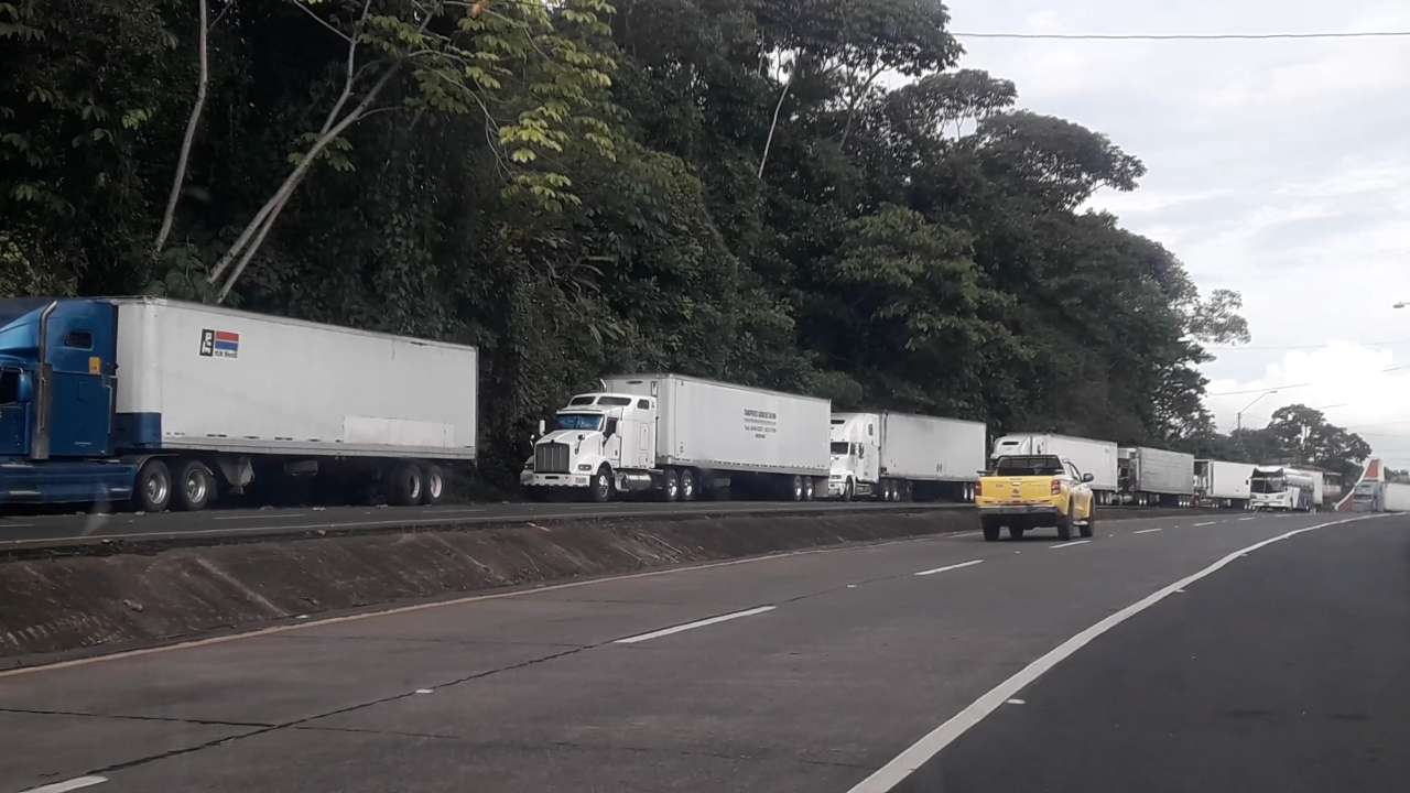Una larga fila de transportes de carga se observa en la zona fronteriza. 