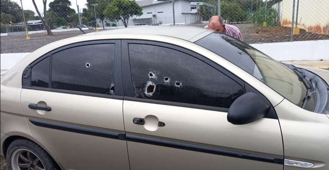 En el auto se pueden observar al menos 6 impactos de bala