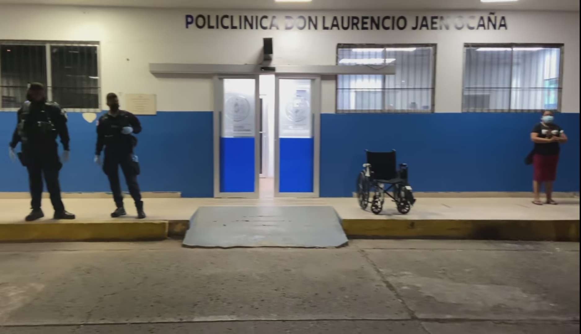 El menor fue ingresado en el hospital donde se recupera de la herida en la pierna. 