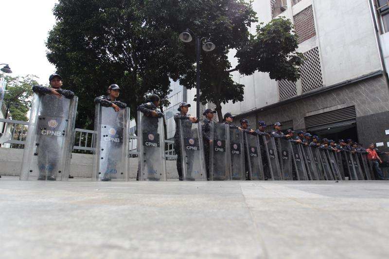 Agentes de las Fuerzas Bolivarianas bloquean el acceso a la sede de la Asamblea Nacional, en Caracas (Venezuela). EFE