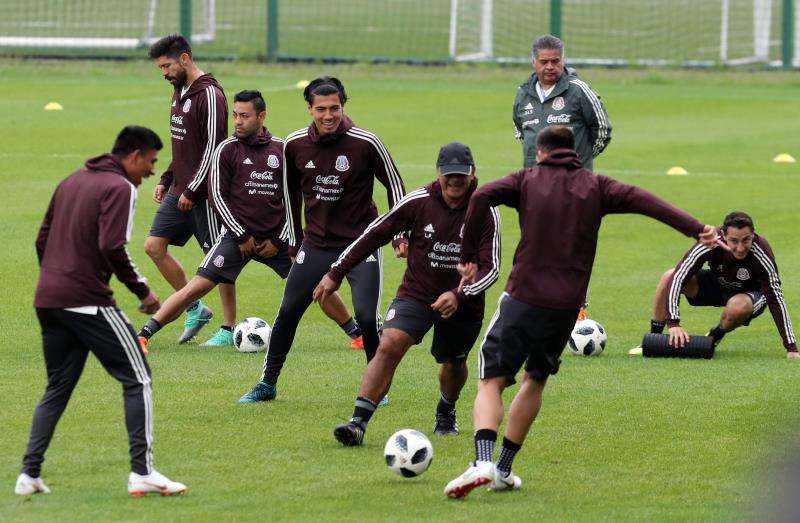 La selección de México cambió el que será su escenario habitual de entrenamientos en Rusia debido al imperativo de la FIFA de abrir algunas prácticas al público. Foto EFE