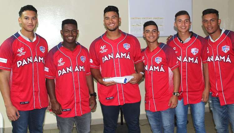 Equipo de Panamá recibe Pabellón Nacional. Foto: Fedebeis