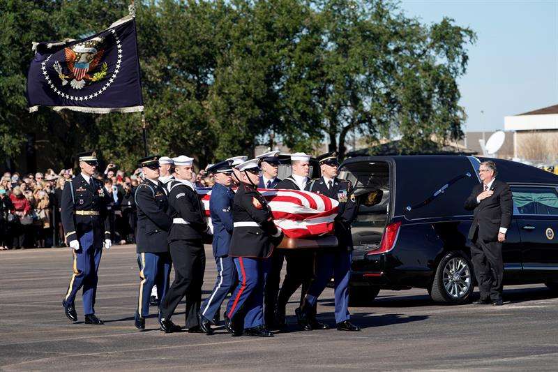 Varios oficiales cargan con los restos mortales del ex presidente estadounidense, George H.W. Bush, en Ellington Field, Houston, Texas (Estados Unidos). EFE