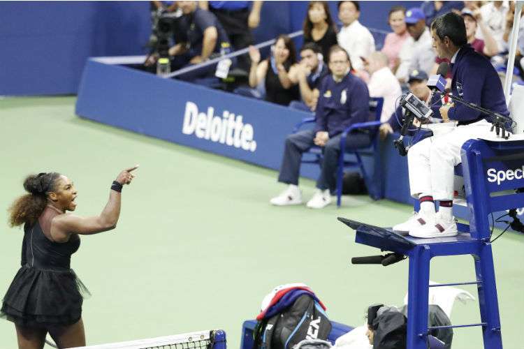 Serena Williams (izq.) insultó al juez de silla, Carlos Ramos. Foto: AP