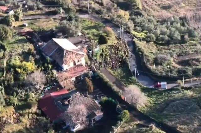 Captura de video facilitada por los Carabinieri que muestra una vista aérea de la zona afectada por el terremoto en Fleri (Italia). EFE