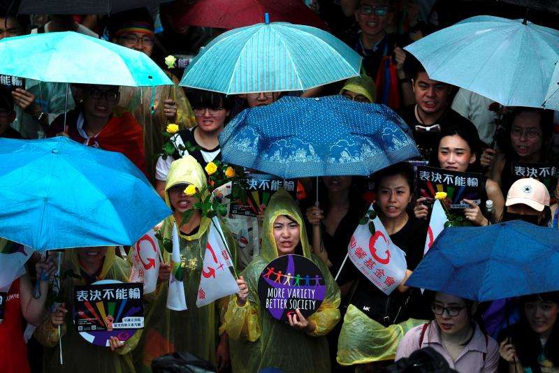 Simpatizantes del matrimonio de parejas del mismo sexo se reúnen fuera del Parlamento durante un debate para su aprobación como ley este viernes, en Taipei (Taiwán).EFE
