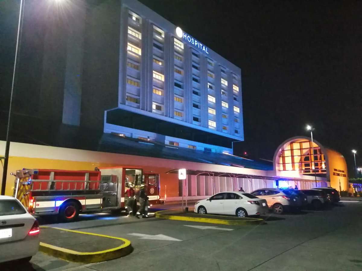 Unidades del Cuerpo de Bomberos evaluaron las instalaciones del Hospital José D. Obaldia, en Chiriquí tras el sismo. Foto: @BCBRP
