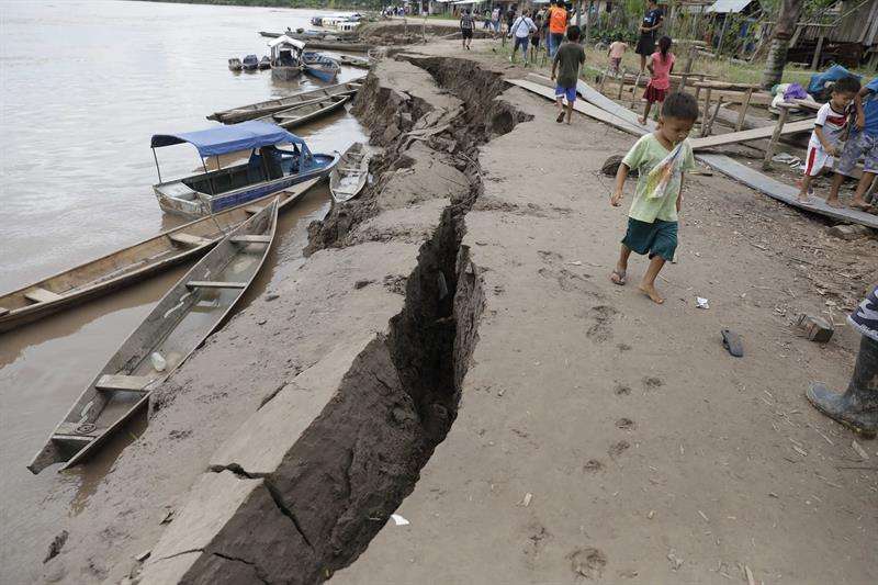 Un niño camina cerca de una grieta en el suelo, causada por un terremoto de magnitud 7,5 en la escala de Richter este domingo, en Puerto Santa Gema, en la ciudad amazónica de Yurimaguas (Perú). EFE