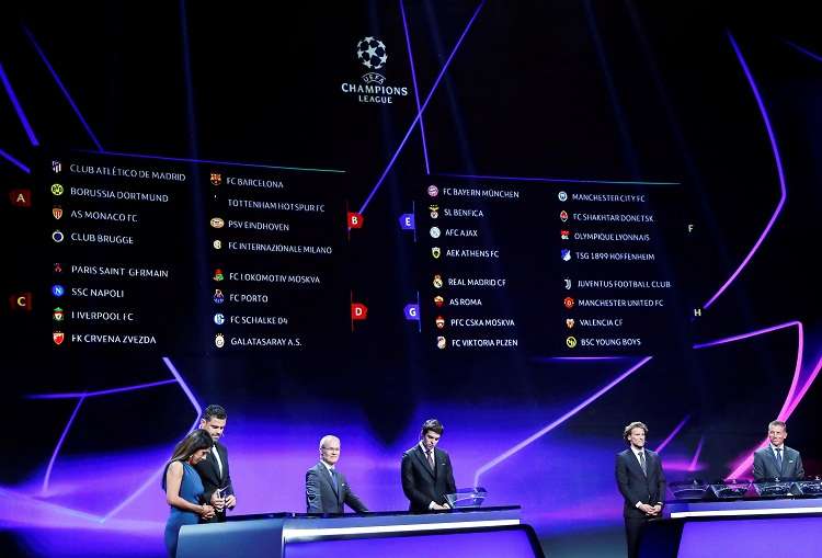 Una pantalla muestra los equipos tras el sorteo de la fase de grupos. Foto: EFE