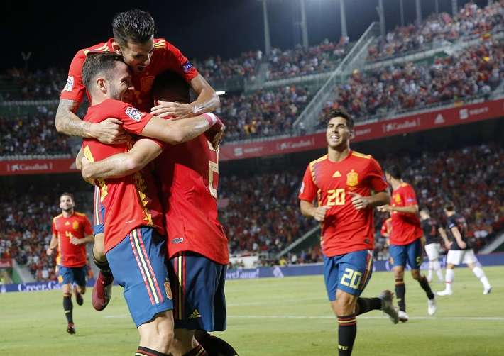 Jugadores españoles festejan la goleada./ Foto AP